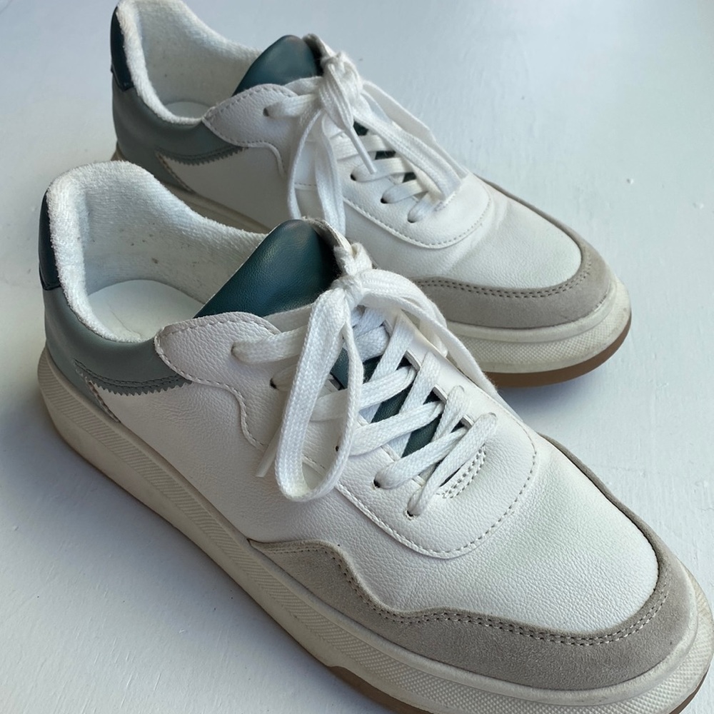 Universal thread white sneaker women 7.5